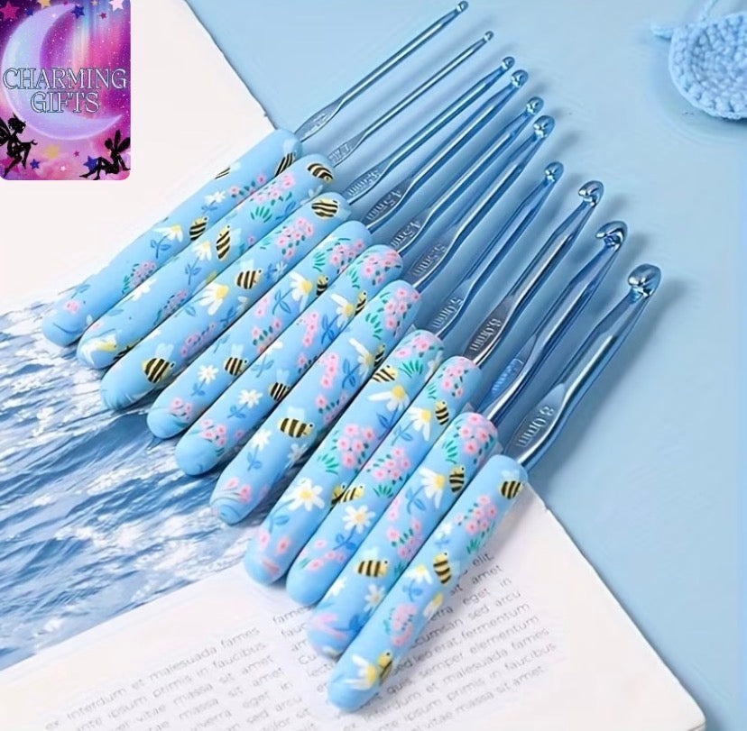 12 Crochet Hook (2.5mm-8mm Bee Tip) with Soft Grip & Bee Print - Heavy-Duty for knitting & Crochet Needles - Compatible with Yarn Crafts, Sweaters, Scarves, Amigurumi - Ideal for Beginners & Expert Crocheters