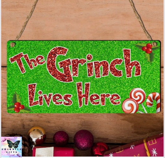 Festive 'The Grinch Lives Here' Hanging Plaque - Green & Red Christmas Cane Sign